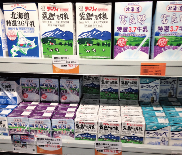 香港の量販店に並ぶ日本産LL牛乳。ちなみに2019年現在の1000ml販売価格は北海道産LL牛乳が460〜504円、霧島山麓牛乳は517円である